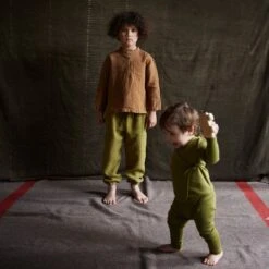 Linden Trousers - Linen - Olive -Mama Owl Mamaowl SISKIN Spring LindenTrousers Linen Olive Larchshirt Linen Hazelnut CaspiusBabyWrapTop CottonPointelle Olive FinchBabyLeggings CottonPointelle Olive 245522